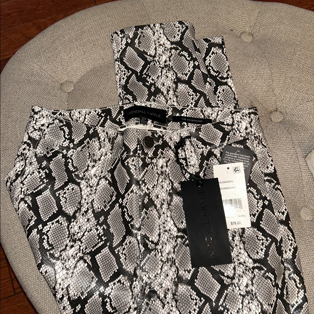 Kendall & Kylie Snake Print Skinny Pants - Black and White - Picture 3 of 7
